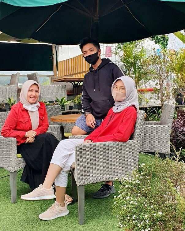 Ine Sinthya dan kedua anaknya (instagram.com/inesinthya)