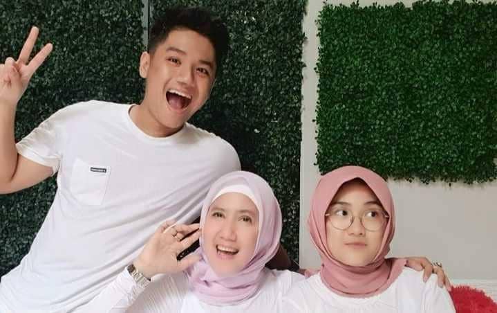 Ibu Rasa Sahabat, 10 Potret Kompak Ine Sinthya dan Kedua Anaknya