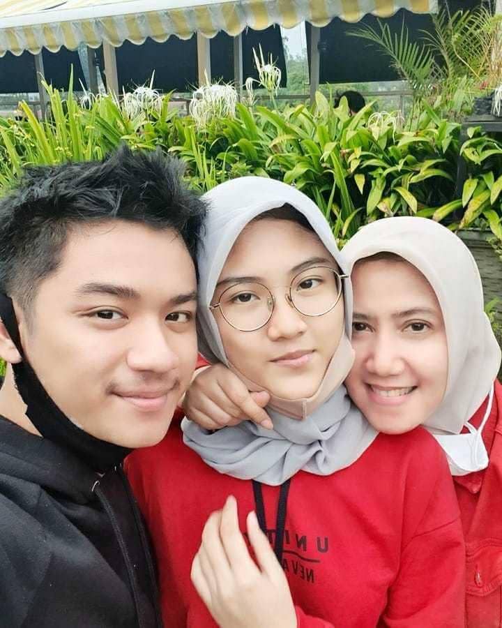 Ine Sinthya dan kedua anaknya (instagram.com/inesinthya)