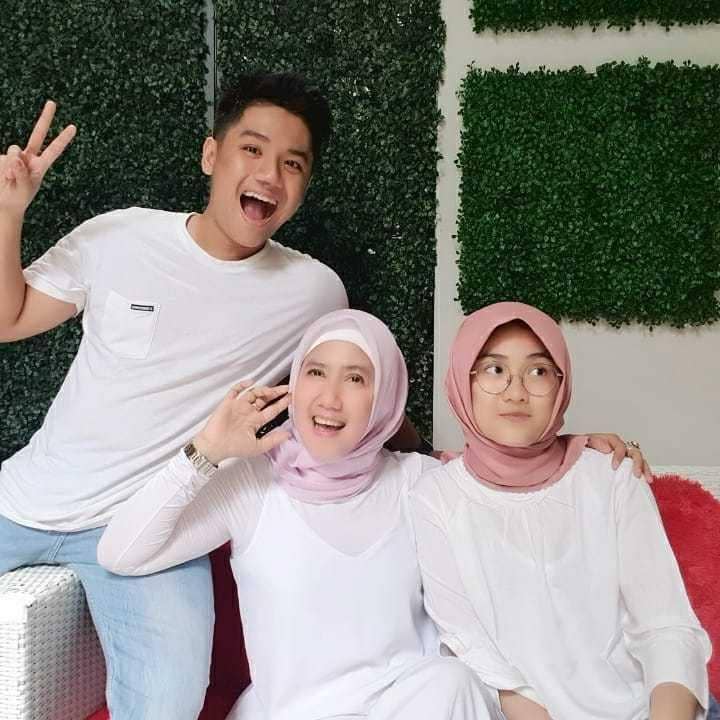 Ine Sinthya dan kedua anaknya (instagram.com/inesinthya)