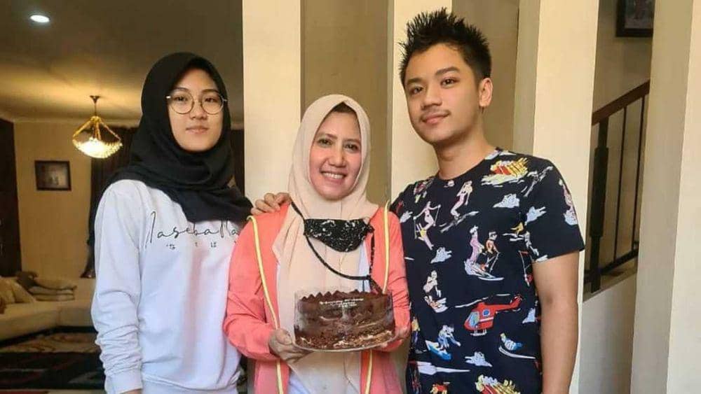 Ine Sinthya dan kedua anaknya (instagram.com/inesinthya)