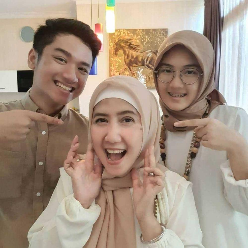 Ine Sinthya dan kedua anaknya (instagram.com/inesinthya)