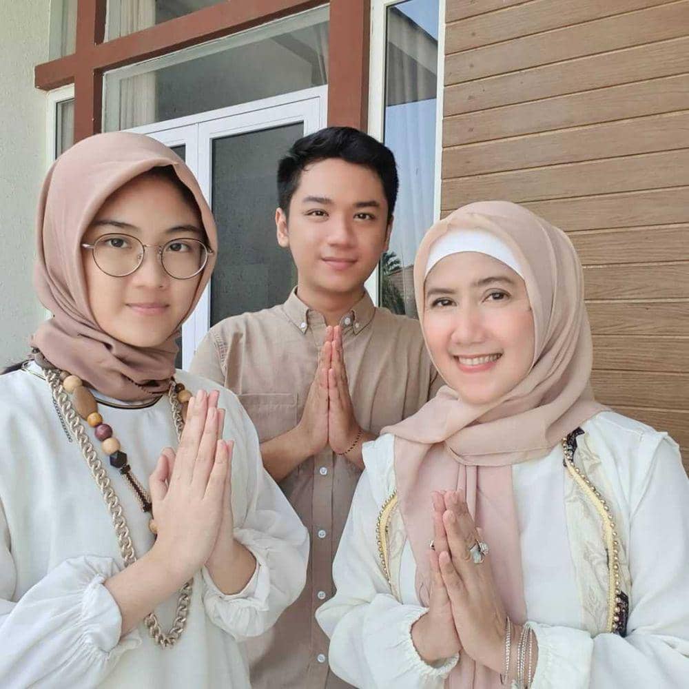 Ine Sinthya dan kedua anaknya (instagram.com/inesinthya)