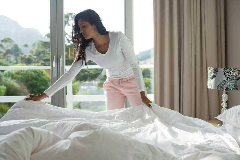 ilustrasi merapihkan tempat tidur (shona.ie)