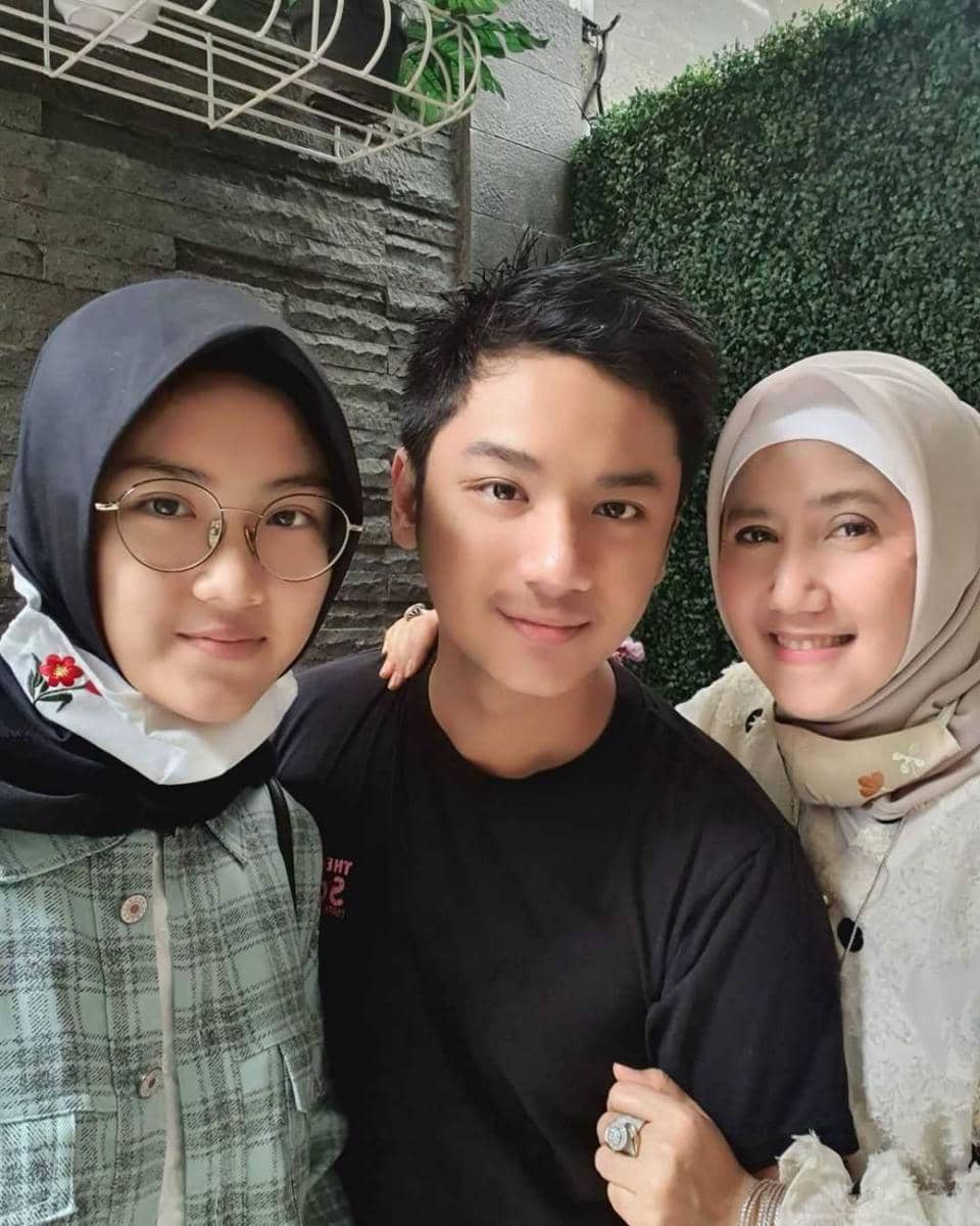 Ine Sinthya dan kedua anaknya (instagram.com/inesinthya)