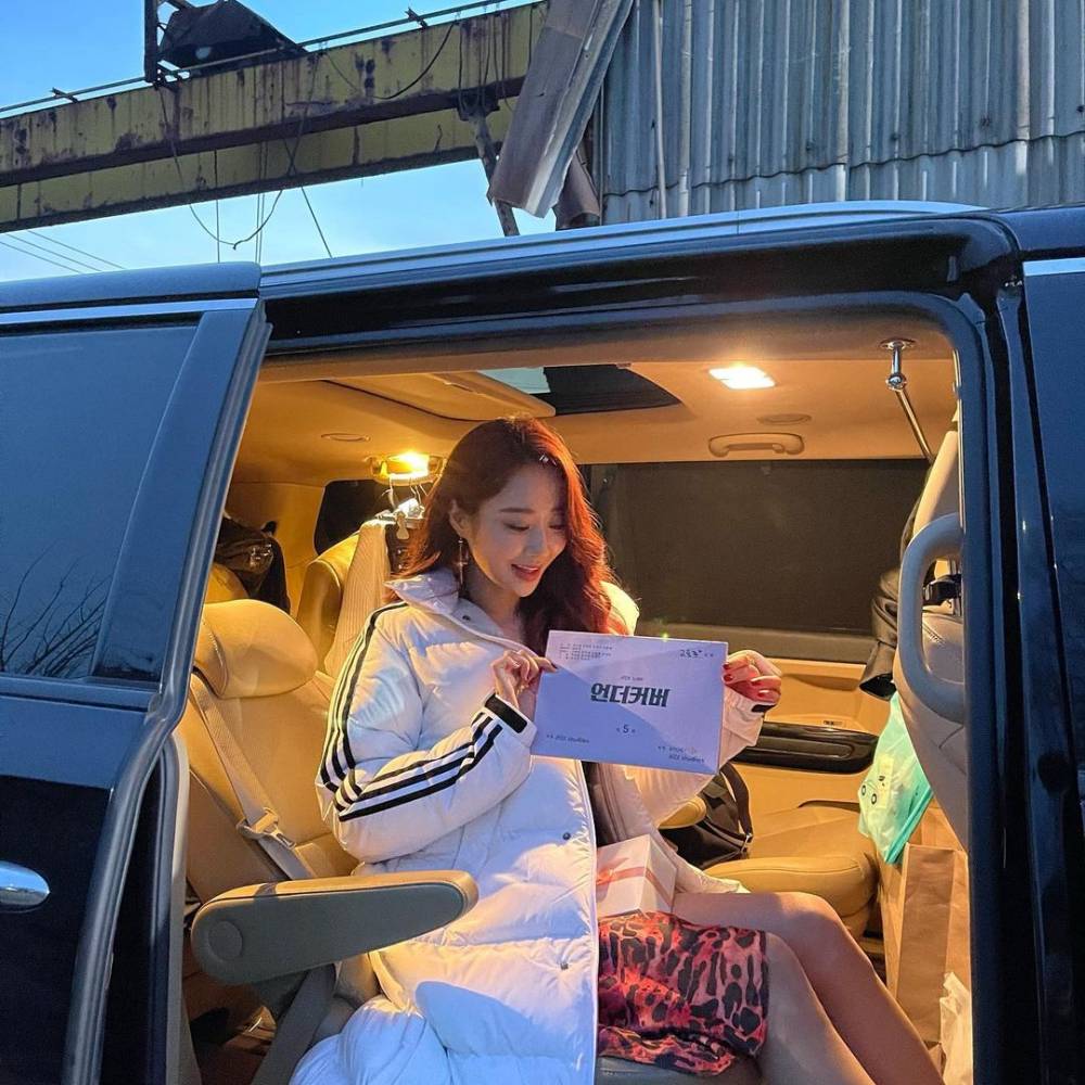 Kyungri 9MUSES di balik layar drama Korea Undercover (instagram.com/gyeongree)