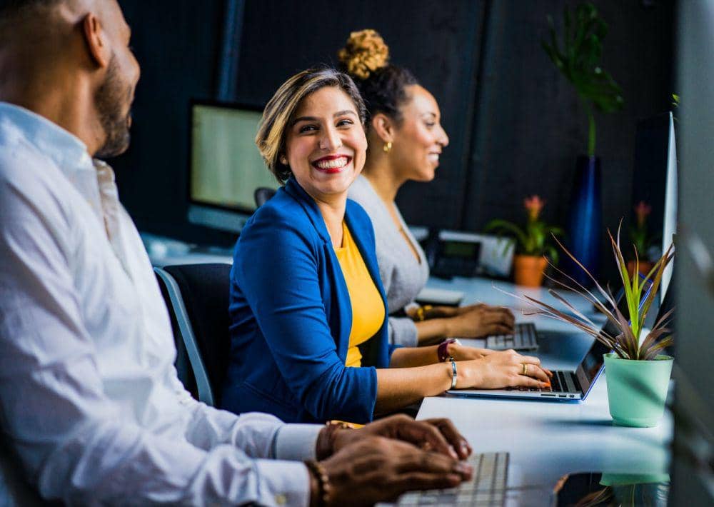 ilustrasi wanita tersenyum (pexels.com/Jopwell)