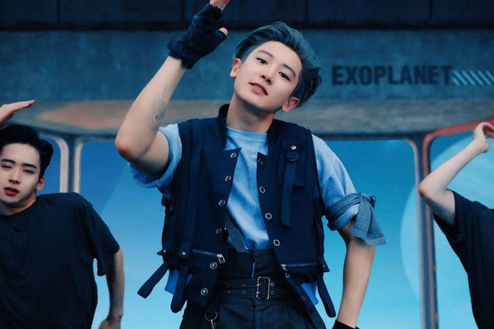 Penampilan Chanyeol di MV 'Don't Fight the Feeling' (YouTube/SMTOWN)