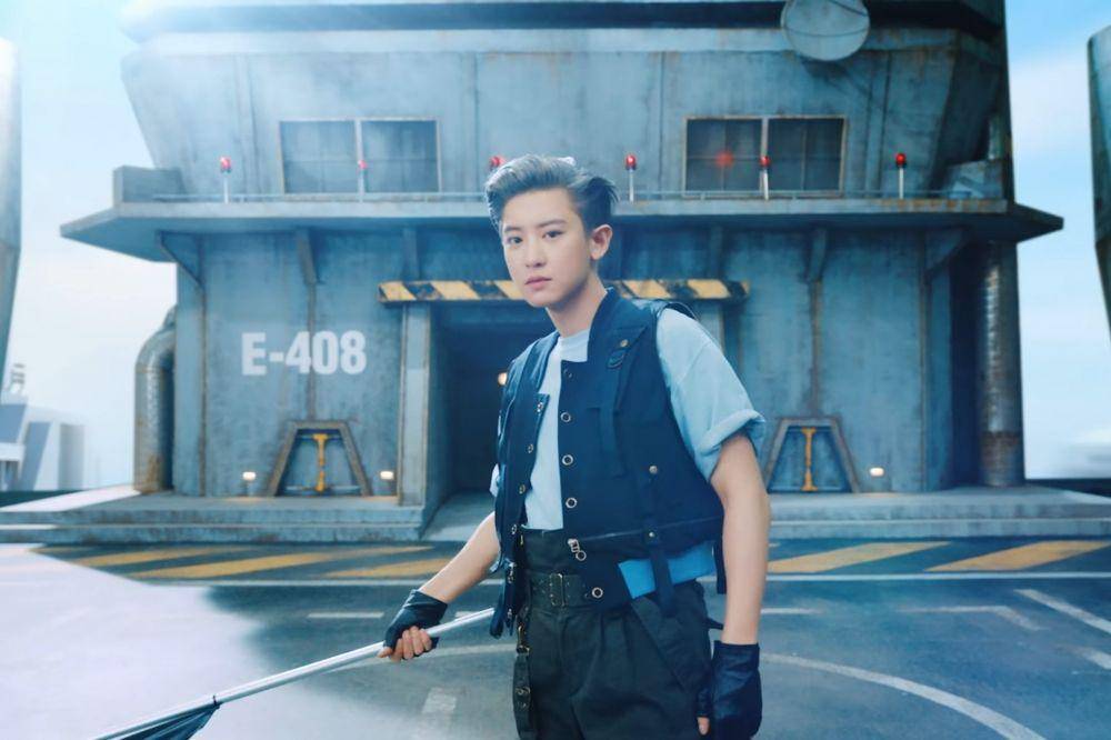 Penampilan Chanyeol di MV 'Don't Fight the Feeling' (YouTube/SMTOWN)