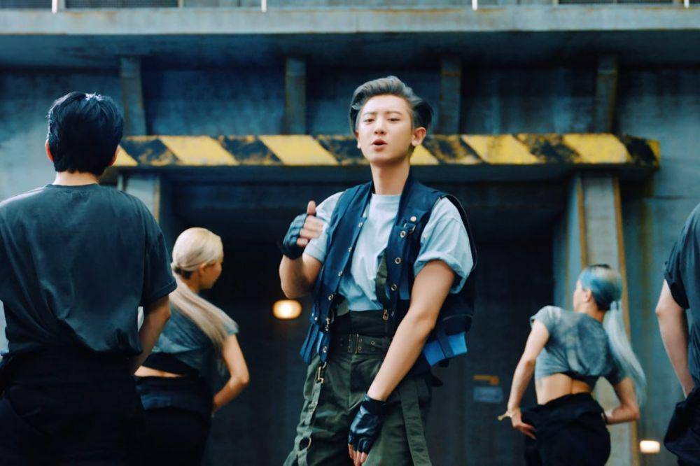 Penampilan Chanyeol di MV 'Don't Fight the Feeling' (YouTube/SMTOWN)
