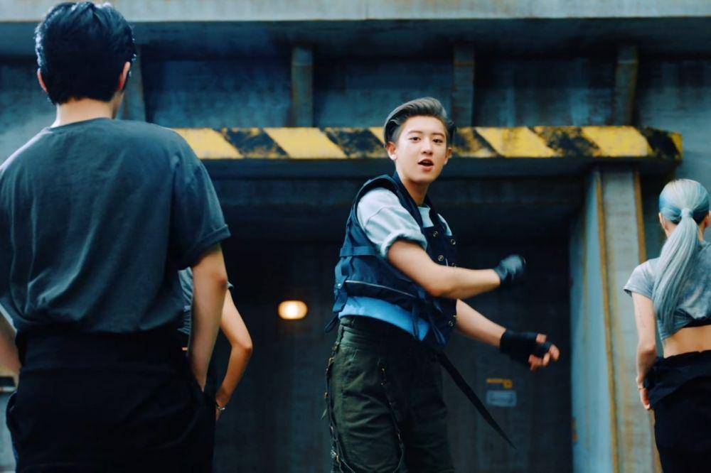 Penampilan Chanyeol di MV 'Don't Fight the Feeling' (YouTube/SMTOWN)