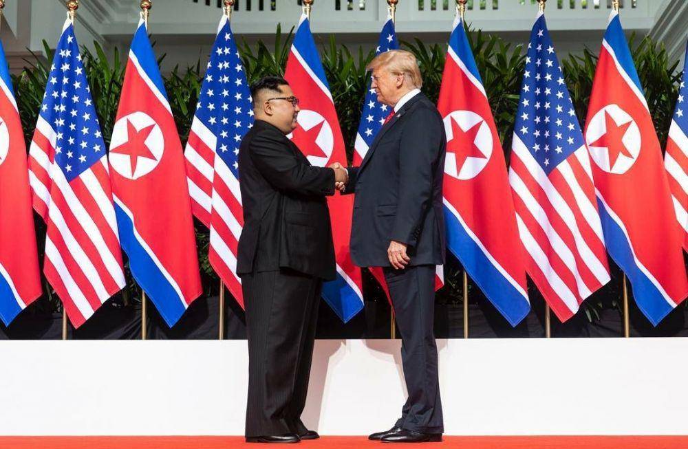 Pemimpin Korea Utara Kim Jong Un dan Presiden AS Donald Trump di "2018 North Korea–United States Singapore Summit" pada 12 Juni 2018. (Instagram.com/whitehouse45)