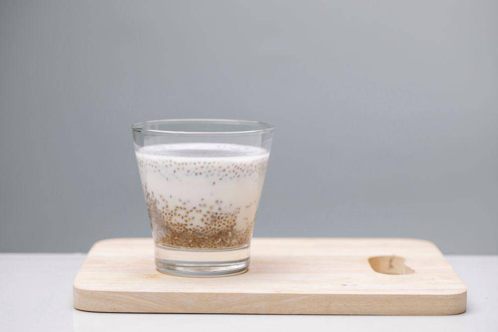 ilustrasi minuman dengan biji chia (pexels.com/Charlotte May)