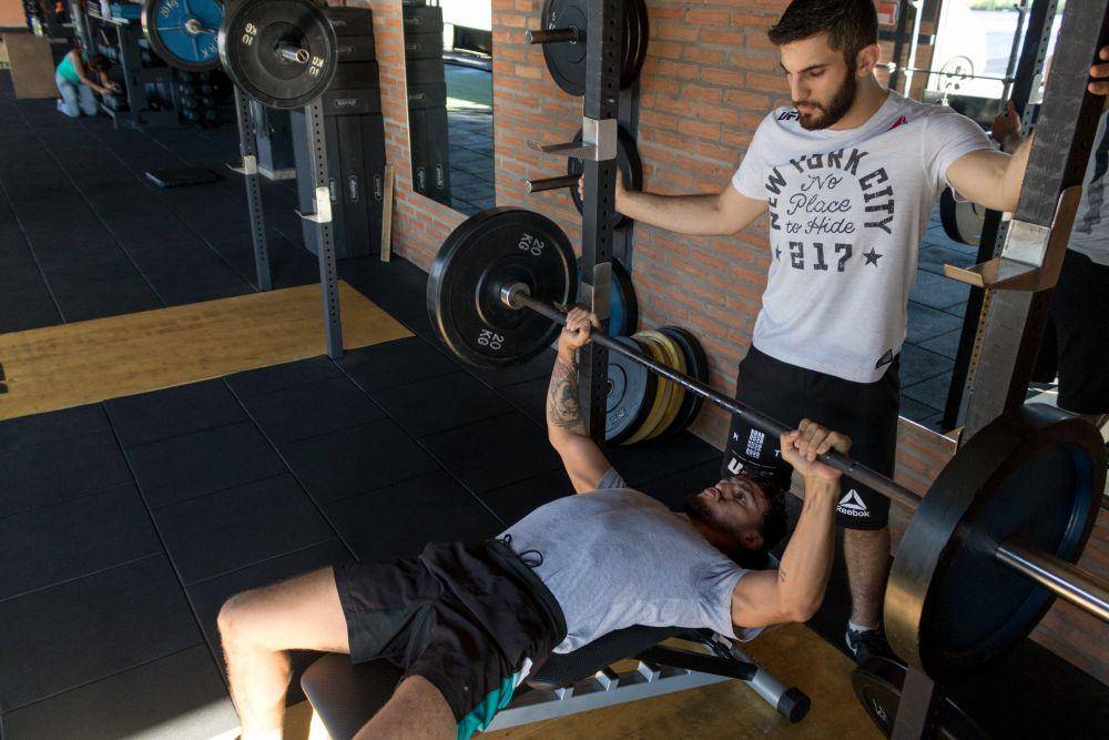 ilustrasi berlatih dengan personal trainer (pexels.com/Bruno Bueno)