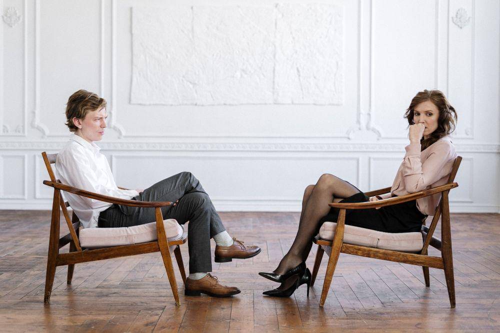 Ilustrasi seorang pria dan wanita sedang duduk berhadapan (Pexels.com/Cottonbro)