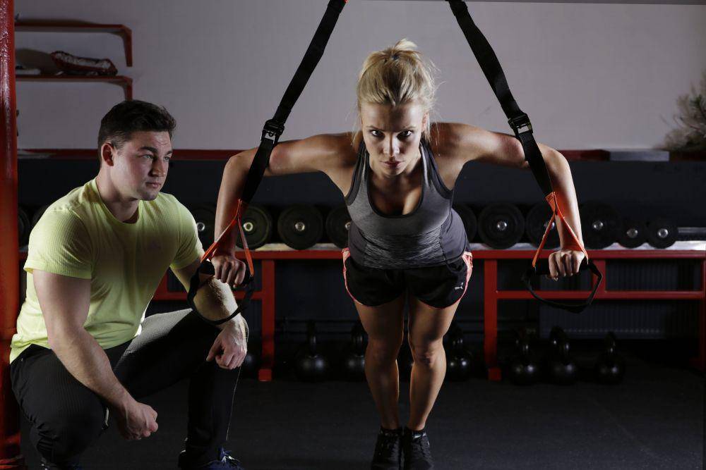 ilustrasi berlatih dengan personal trainer (pexels.com/Pixabay)