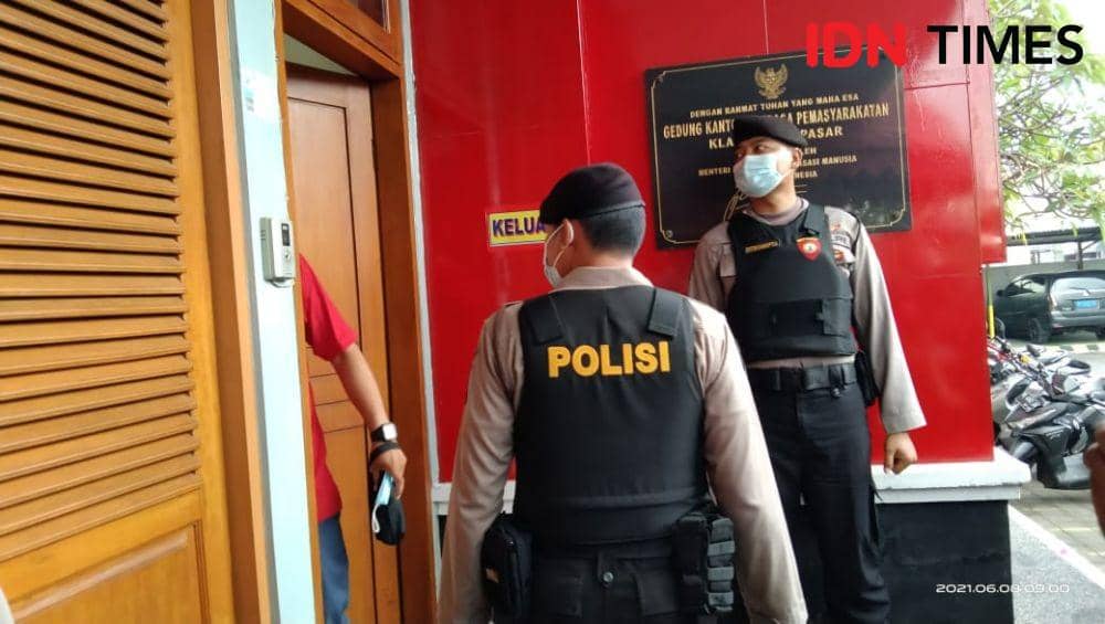 Suasana penjemputan kebebasan Jerinx, Selasa (8/6/2021). (IDNTimes/Ayu Afria)