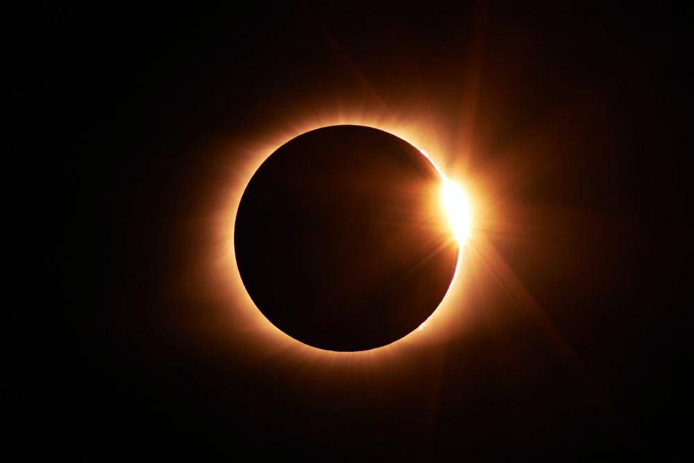 gerhana matahari cincin (unsplash.com/sarahleejs)