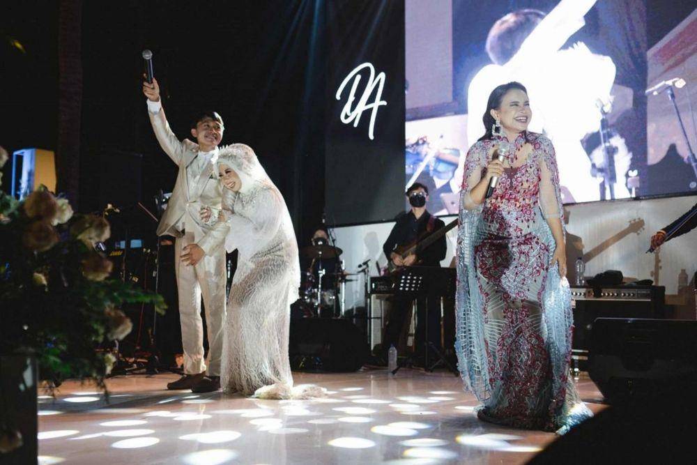 Rossa nyanyi di pernikahan (Instagram.com/itsrossa910/)