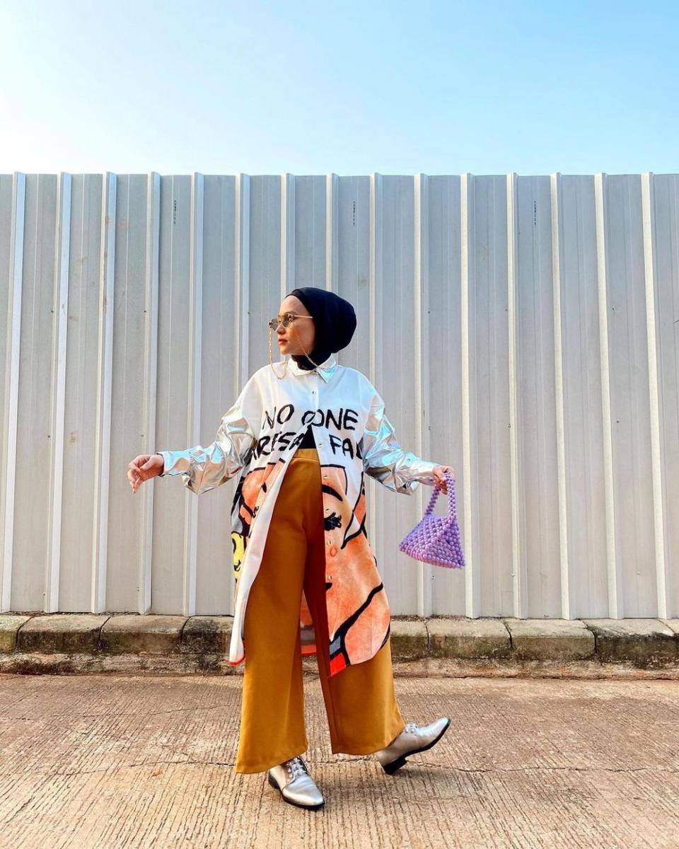 Outfit dengan bawahan wide leg pants ala selebgram Chairunissa (instagram.com/nissachair)