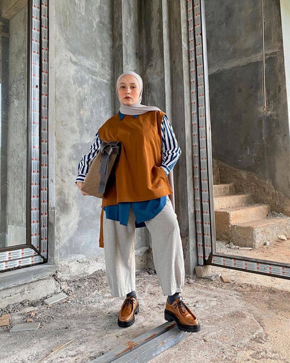 Outfit dengan bawahan wide leg pants ala selebgram Chairunissa (instagram.com/nissachair)