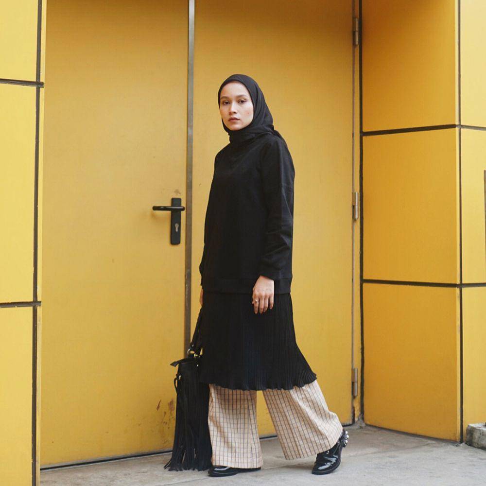 Outfit dengan bawahan wide leg pants ala selebgram Chairunissa (instagram.com/nissachair)