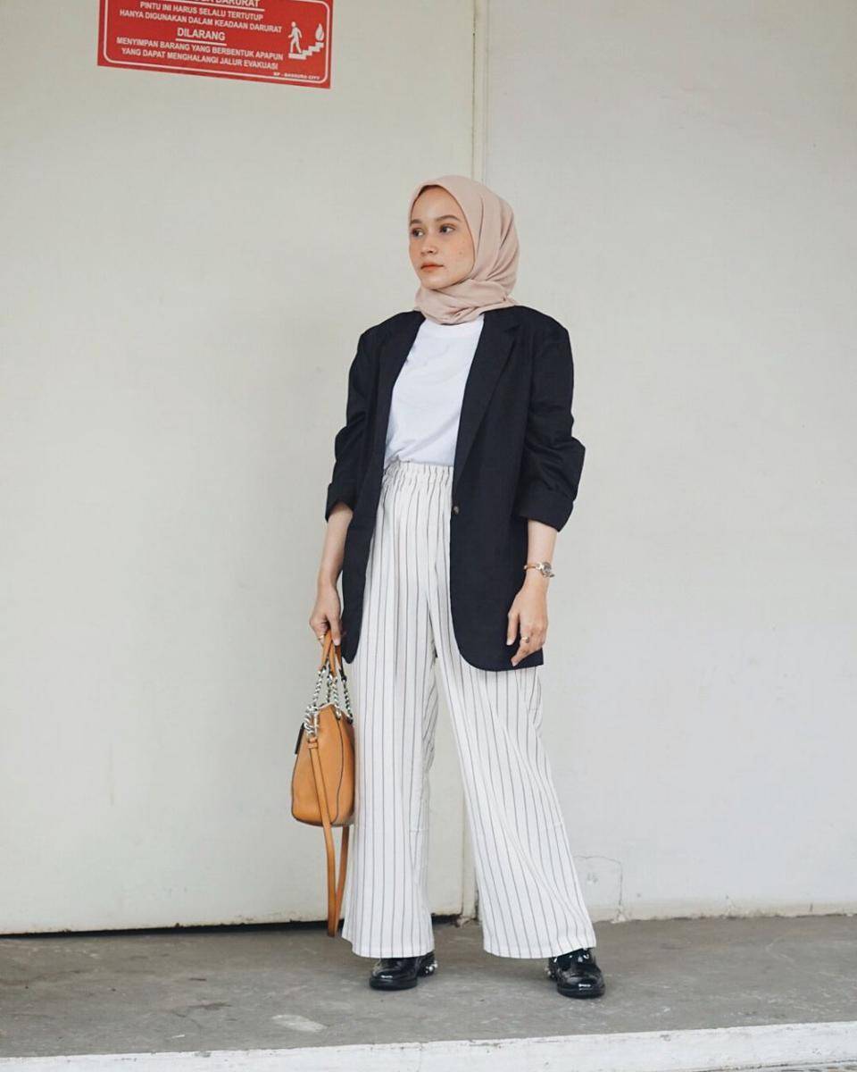 Outfit dengan bawahan wide leg pants ala selebgram Chairunissa (instagram.com/nissachair)