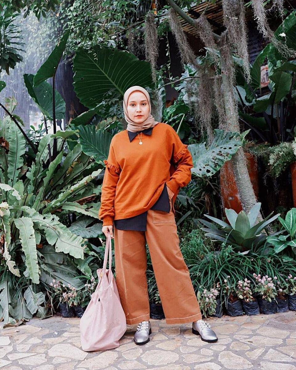 Outfit dengan bawahan wide leg pants ala selebgram Chairunissa (instagram.com/nissachair)