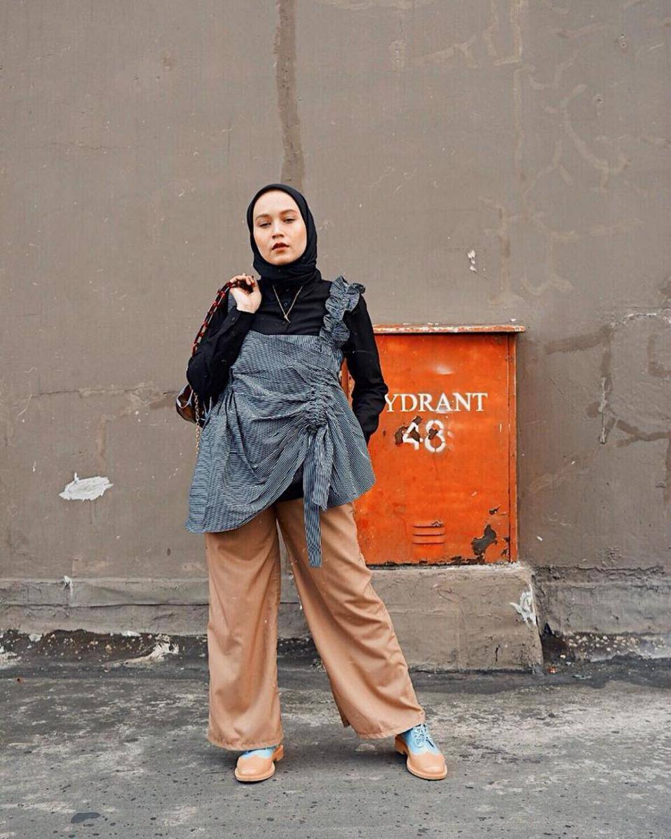 Outfit dengan bawahan wide leg pants ala selebgram Chairunissa (instagram.com/nissachair)