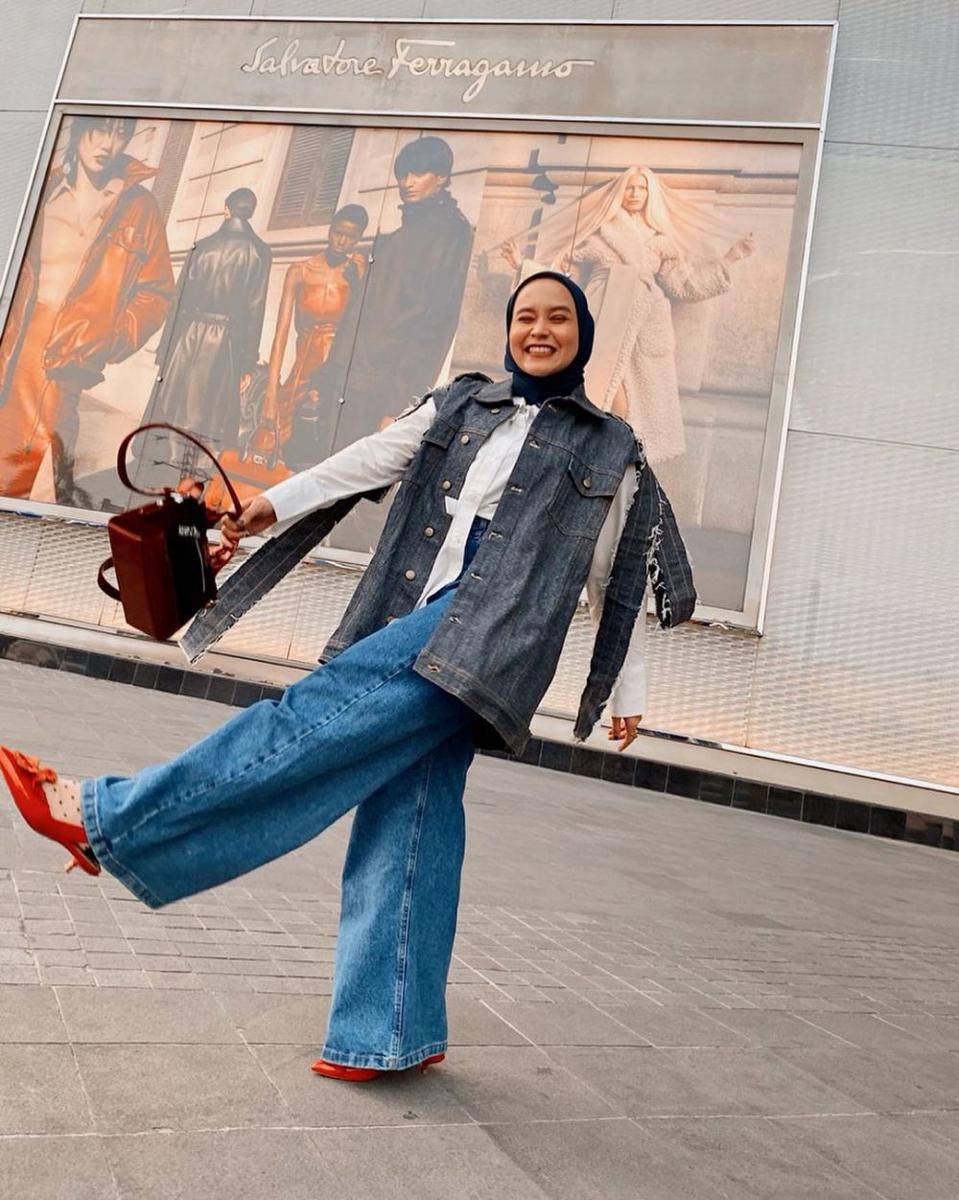 Outfit dengan bawahan wide leg pants ala selebgram Chairunissa (instagram.com/nissachair)