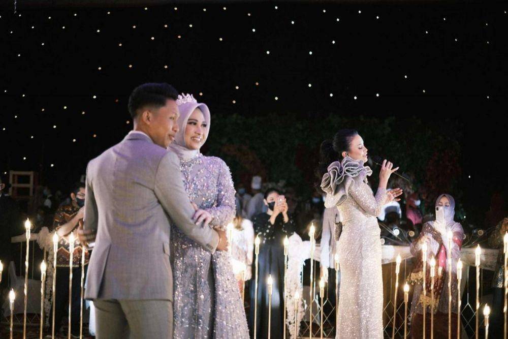 Rossa nyanyi di pernikahan (Instagram.com/itsrossa910/)