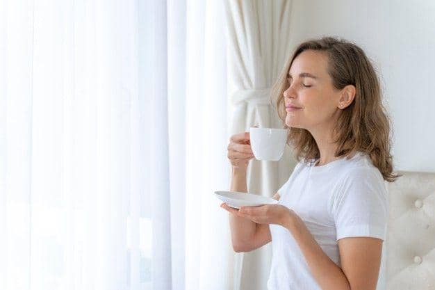 ilustrasi minum teh (freepik.com/jcomp)