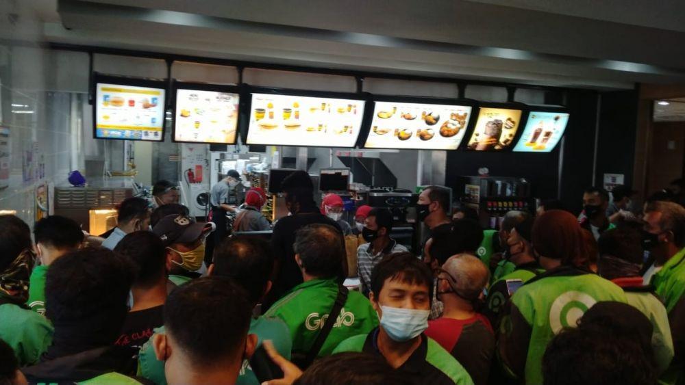 10 Potret Kerumunan Antrean Demi Menu BTS Meal di McDonald's Semarang