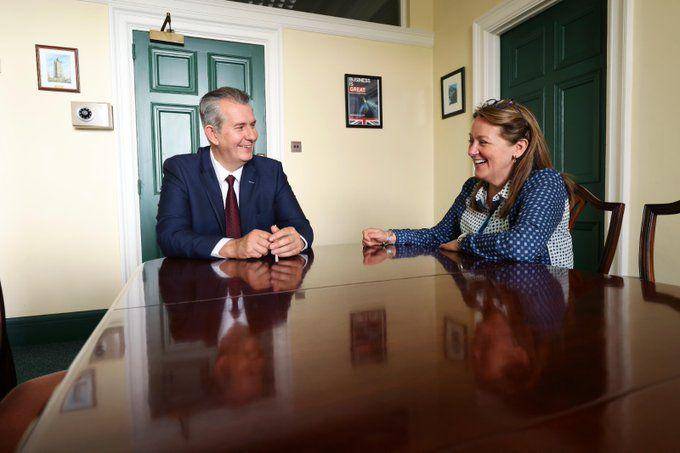 Pemimpin Partai Persatuan Demokratik (DUP) Edwin Poots (di kiri) dengan wakil pemimpin DUP (kanan) berfoto di Stormont setelah ditunjuk mengemban jabatan di DUP pada 14 Mei 2021. (Twitter.com/DUP)