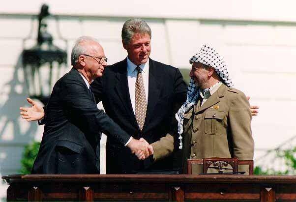 Pertemuan Yitzhak Rabin dan Yasser Arafat di Gedung Putih, Amerika Serikat. twitter.com/_LFI