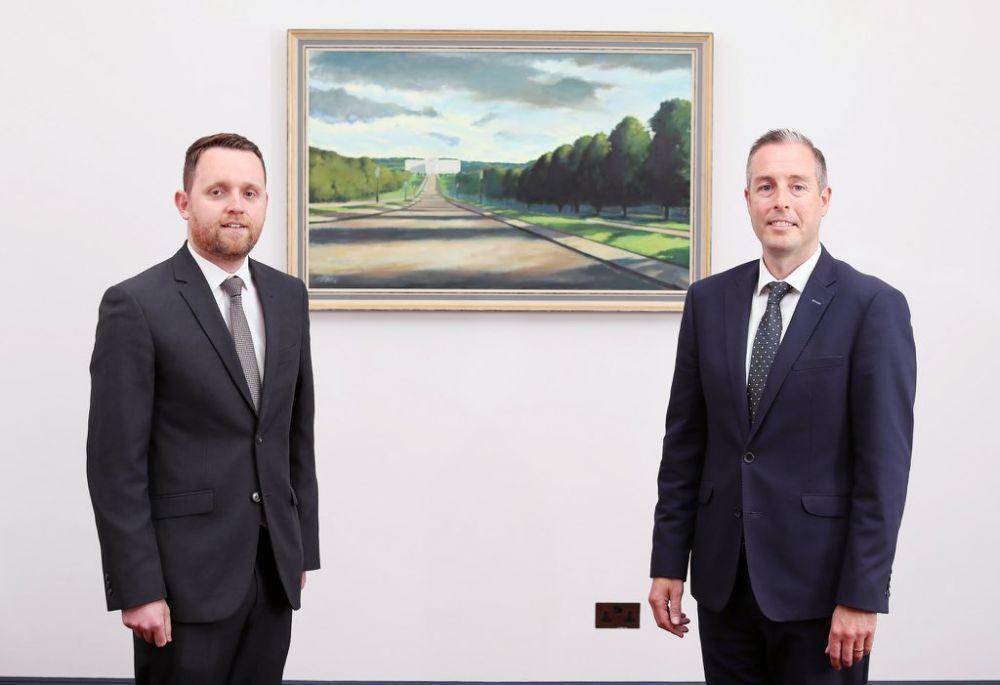 Gary Middleton (kiri) yang ditunjuk untuk menjadi menteri junior dan Paul Givan (kanan) ditunjuk untuk menjadi menteri pertama pada pengumuman 8 Juni 2021. (Twitter.com/Edwin Poots MLA)
