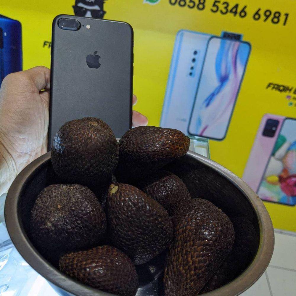 meme iphone (instagram.com/faqih_gadget_kediri_official)