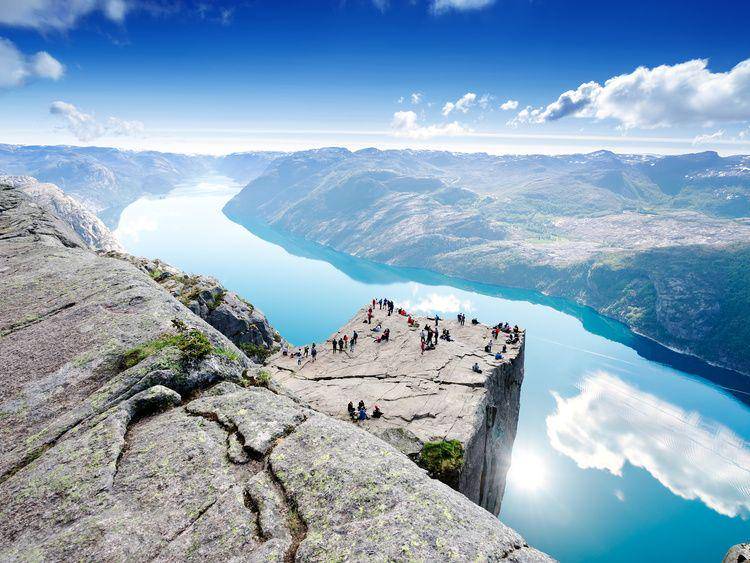 menyaksikan keindahan Lysefjord dari Preikestolen (costakreuzfahrten.de)
