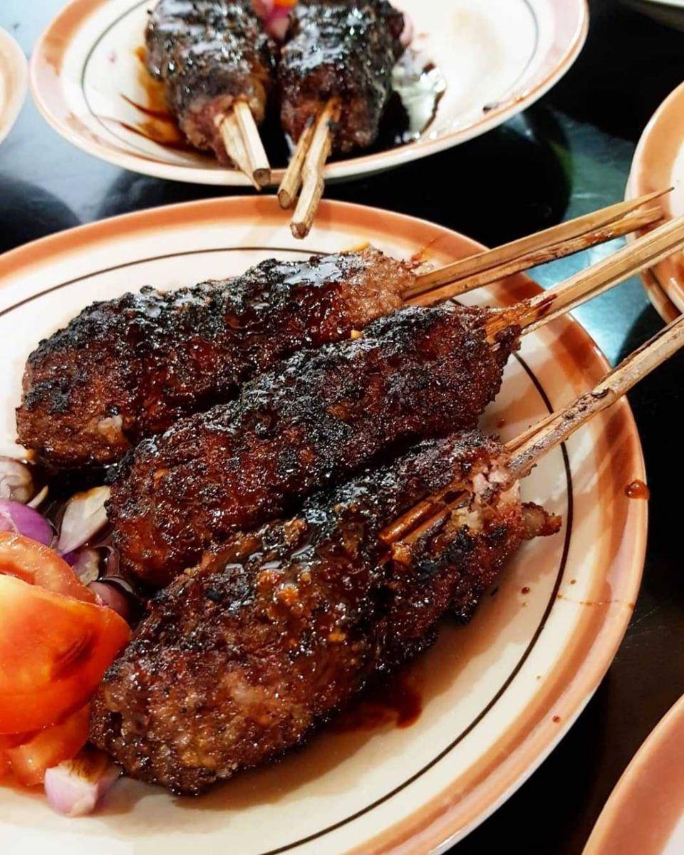 sate buntel bu bejo solo (instagram.com/mangantokkk)