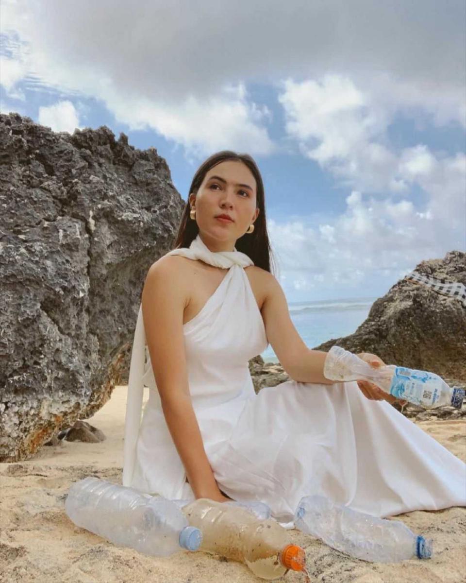 9 Potret Olivia Jensen Kenakan Dress Saat Pelesir di Pantai