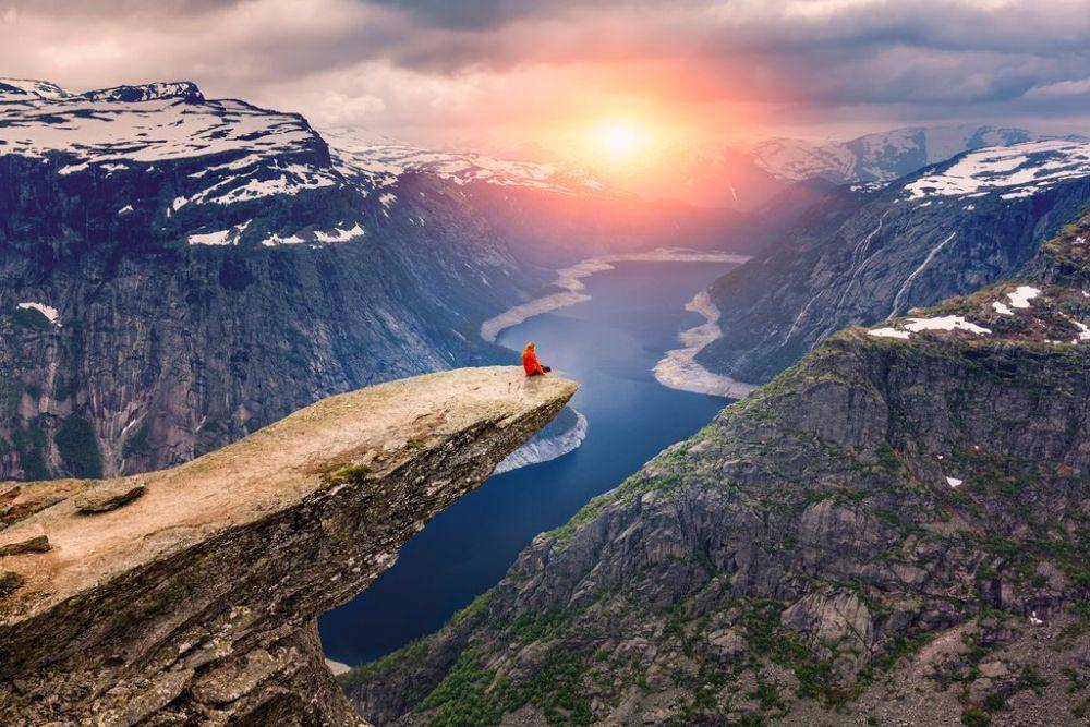 menyaksikan keindahan Hardangerfjord dari Trolltunga (kimkim.com)