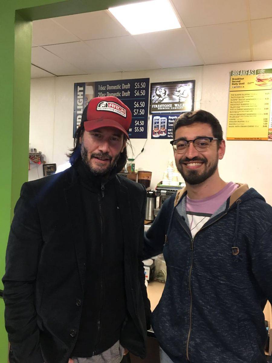 Keanu Reeves dan penggemar (dok. twitter.com/cheesyjedi))
