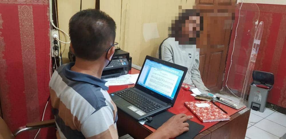 Pelaku penganiayaan saat diamankan polisi Tuban. Dok Humas Polres Tuban