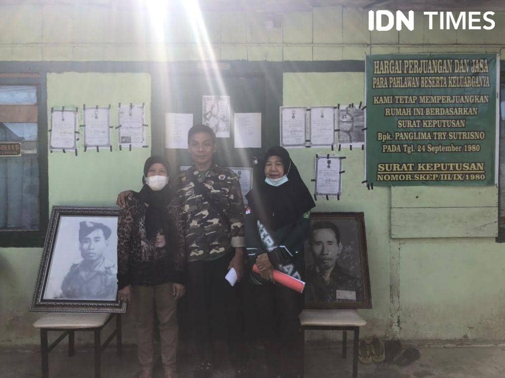 Keluarga ahli waris yang bertahan tidak mau meninggalkan rumah dinas orang tuanya (IDN Times/Rangga Erfizal)