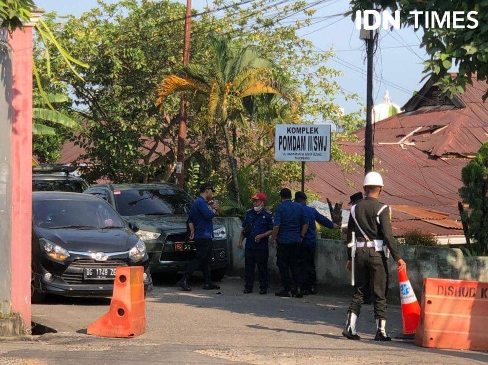 Proses pengosongan rumah dinas yang ditempati ahli waris (IDN Times/Rangga Erfizal)