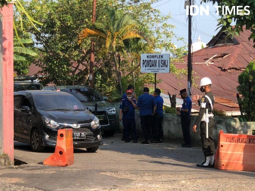 Proses pengosongan rumah dinas yang ditempati ahli waris (IDN Times/Rangga Erfizal)