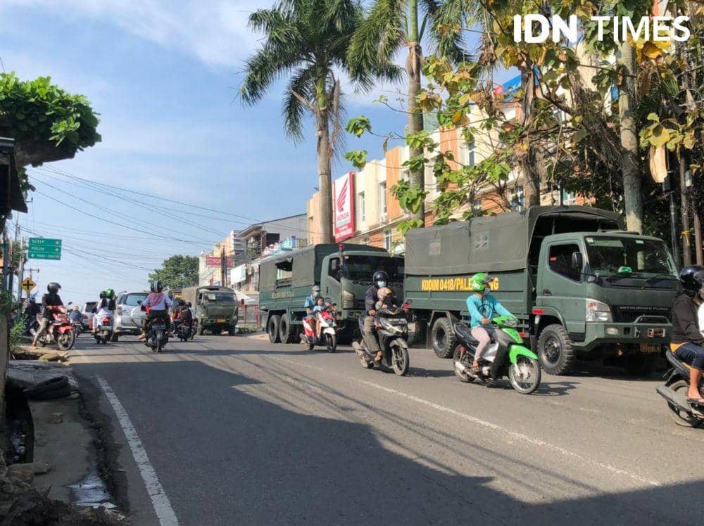 Mobil milik TNI berjejer di depan Pomdam (IDN Times/Rangga Erfizal)
