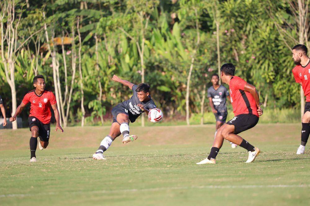 Persita masih harus melakukan pembenahan. Hal itu terlihat usai mereka bermain imbang dalam laga uji coba melawan Borneo FC, Selasa (9/6/2021). (Dok. Persita).
