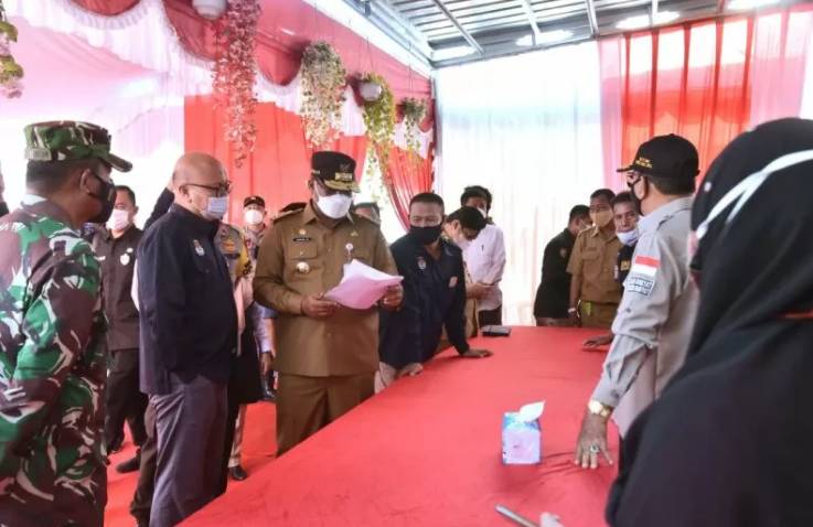 Ketua KPU Ilham Saputra dan Forkopimda Kalsel saat meninjau TPS PSUPilkada Kalsel 2020, Rabu (9/6/2021). (ANTARA/Antaranews Kalsel.5)