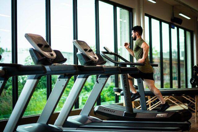 seorang pria yang sedang treadmill (pexels.com/William Choquette)